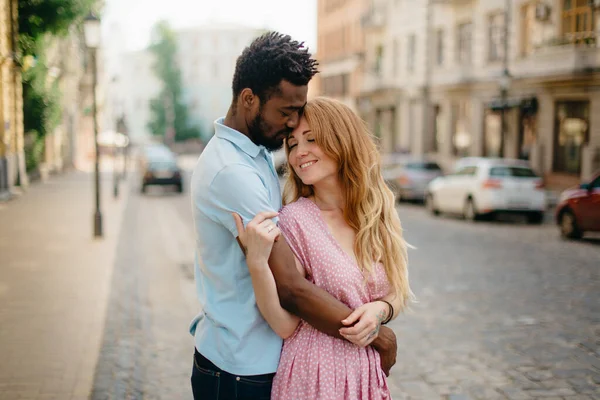 Şehirdeki ırklar arası bir çift..