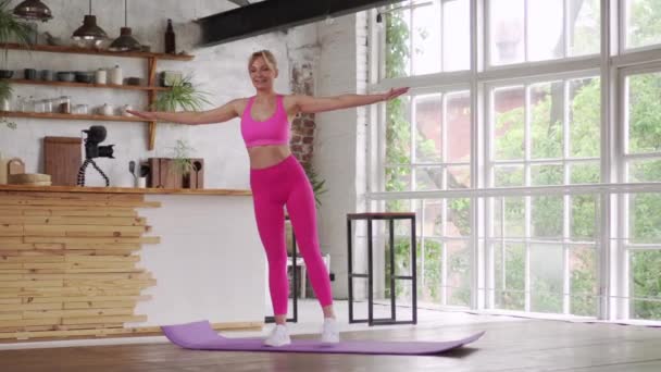 Una mujer va a practicar deportes en casa. . — Vídeos de Stock