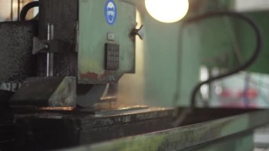 Makine metal oluşum kıvılcımlarını işliyor.