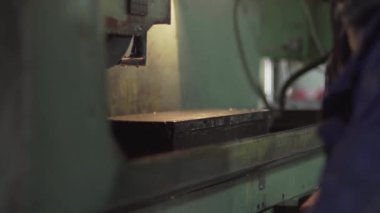 Çalışma parçasının bir değirmen makinesine kurulumu.
