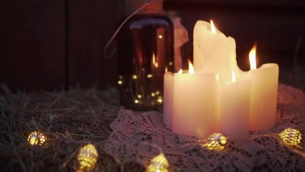 Close-up van brandende kaarsen. — Stockvideo