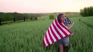 ABD bayraklı Koşan Kız.