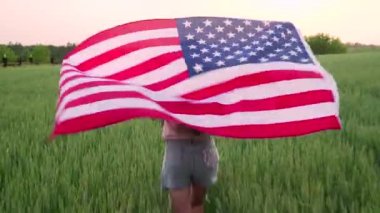 ABD bayraklı Koşan Kız.