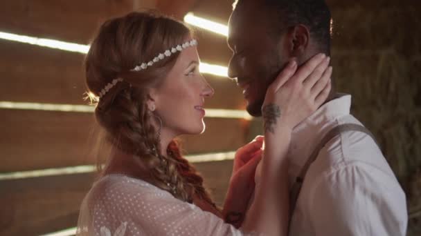 Mariés dans le style de câlin boho.