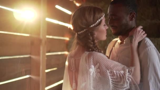 Mariés dans le style de câlin boho.