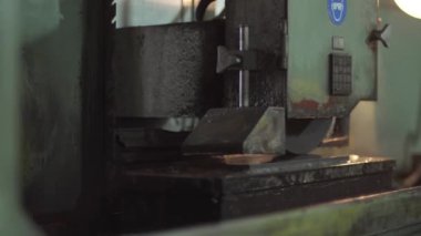 Makine metal oluşum kıvılcımlarını işliyor.