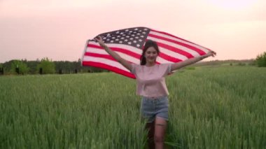 ABD bayraklı Koşan Kız.