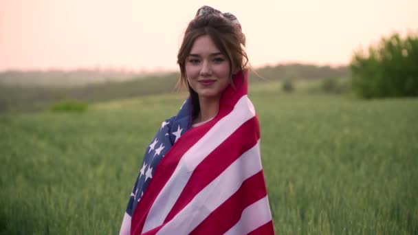 Amerikan bayrağı taşıyan bir kızın portresi.. — Stok video