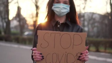 Genç bir kadın Coronavirus 'u durdurmak için arıyor..