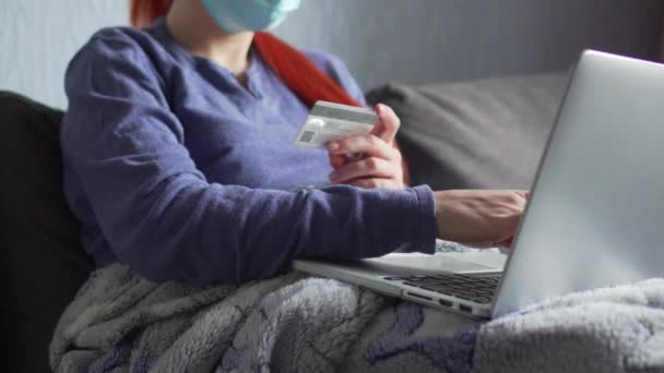 一名妇女在家中上网购买检疫药品. — 图库视频影像