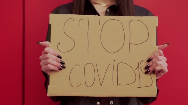 Junge Frau fordert Stopp des Coronavirus covid19. — Stockvideo