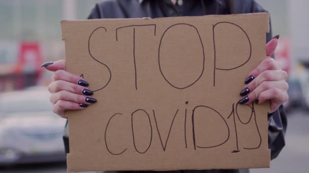 Junge Frau fordert Stopp des Coronavirus covid19. — Stockvideo