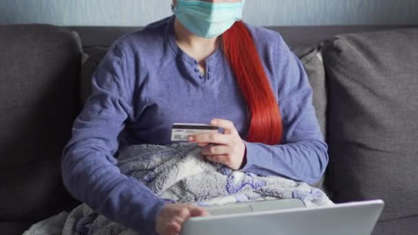 Una donna fa acquisti online in quarantena a casa . — Video Stock