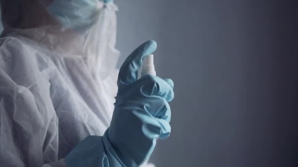 Un operatore sanitario utilizza uno spray antisettico per disinfettare . — Video Stock