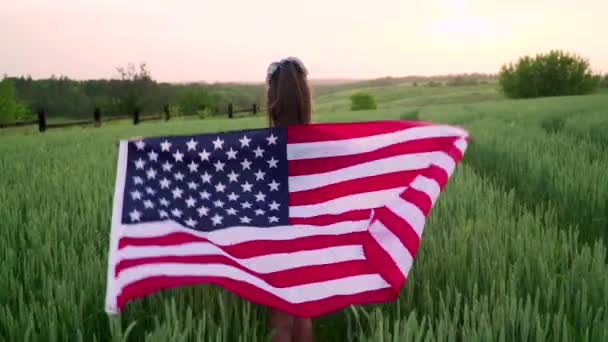 Löpande flicka med USA flagga. — Stockvideo