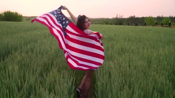 アメリカ国旗を掲げたランニングガール. — ストック動画