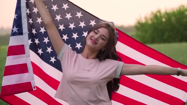 Adolescente chica con bandera de EE.UU. . — Vídeos de Stock
