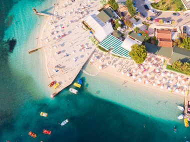 Arnavutluk 'un Ksamil kentindeki güzel plaj.