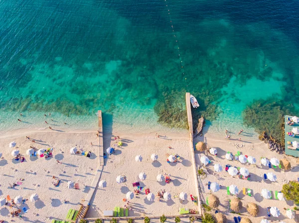 Arnavutluk 'un Ksamil kentindeki güzel plaj.