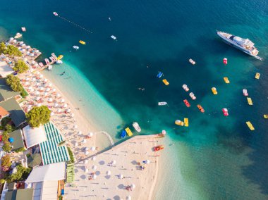 Arnavutluk 'un Ksamil kentindeki güzel plaj.