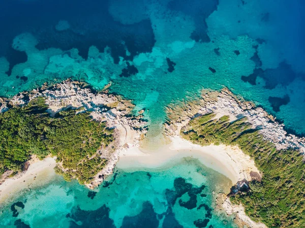 Hermosa isla en el mar turquesa. — Foto de Stock