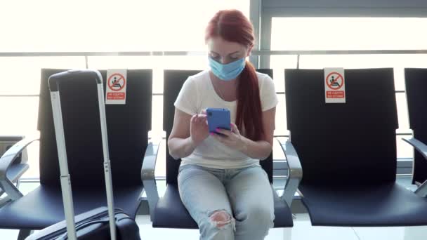 Социальная дистанция в аэропорту. — стоковое видео