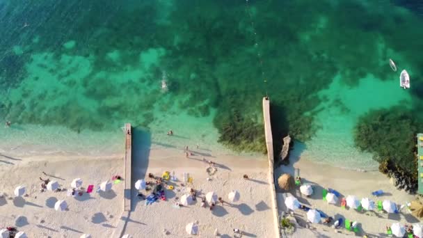 Felülnézetből le a strandra a turisták. — Stock videók