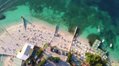 Sahilde turistlerle dolu bir manzara..