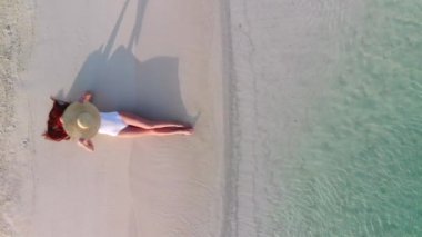 Sahildeki kadın turist, manzarası çok güzel..