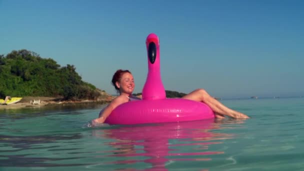 Mulher feliz turista está nadando. — Vídeo de Stock