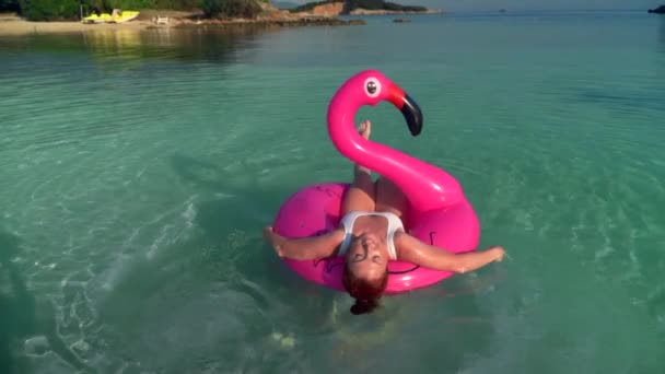Mulher feliz turista está nadando. — Vídeo de Stock