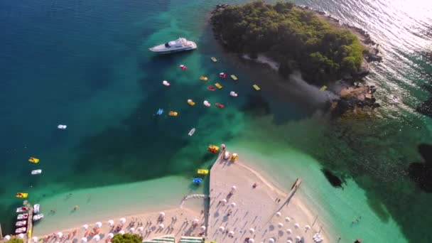 Prachtig strand in Ksamil, Albanië. — Stockvideo