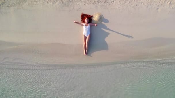 Femme touriste sur la plage, vue dégagée. — Video