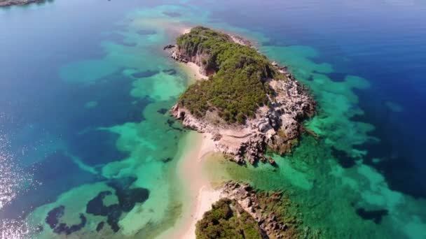 Un dron vuela sobre una isla tropical. — Vídeos de Stock