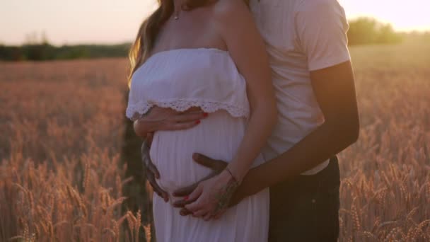 Casal interracial esperando um bebê. — Vídeo de Stock