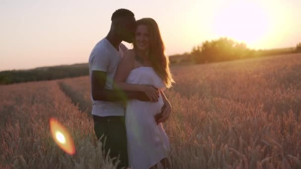 Casal interracial esperando um bebê. — Vídeo de Stock