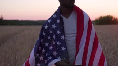 Amerikan bayrağı taşıyan siyah adam..