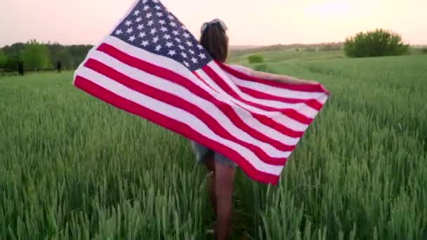 Biegająca dziewczyna z flagą USA. — Wideo stockowe
