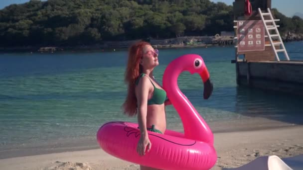 Young woman tourist on vacation. — Stock Video