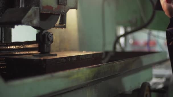 Frezowanie części metalowej. — Wideo stockowe