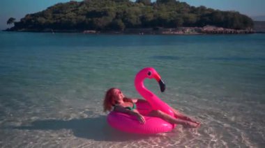 Mutlu kadın turist yüzüyor..