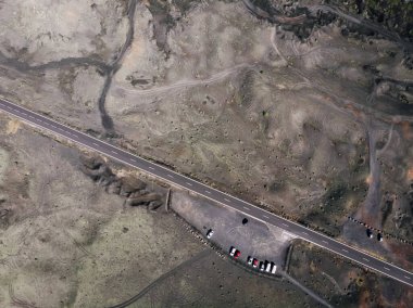 Yol volkanik lavlarla çevrili..