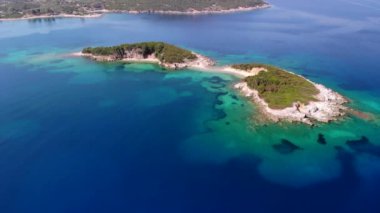 Bir dron tropik bir adanın üzerinde uçar.