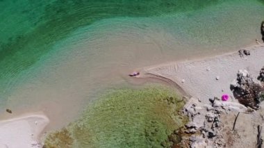 Sahildeki kadın turist, manzarası çok güzel..