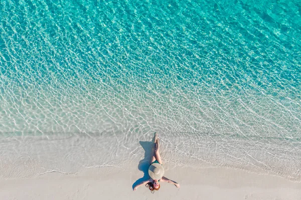 Sahildeki kadın turist, manzarası çok güzel..