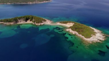 Bir dron tropik bir adanın üzerinde uçar.