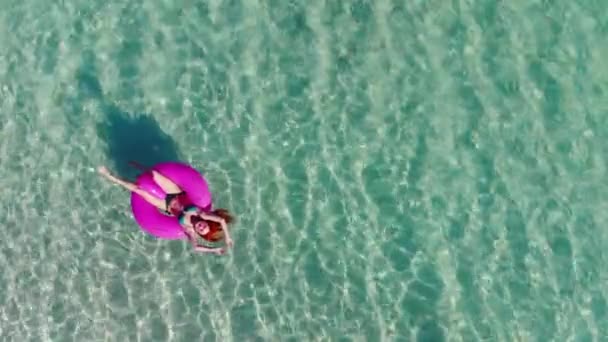 A woman swims in the sea, top view. — Stock Video