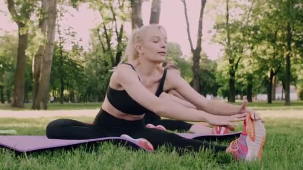 Groep vrouwen die buiten sporten. — Stockvideo