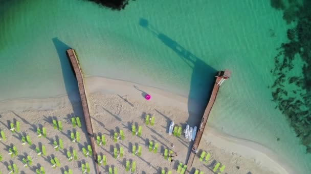 Blick von oben auf den Strand ohne Touristen. — Stockvideo