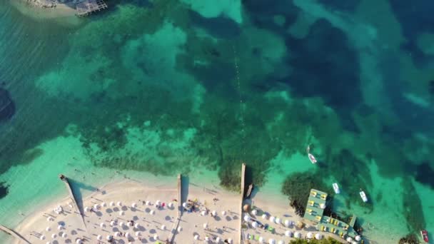 Vue de dessus vers la plage avec des touristes. — Video